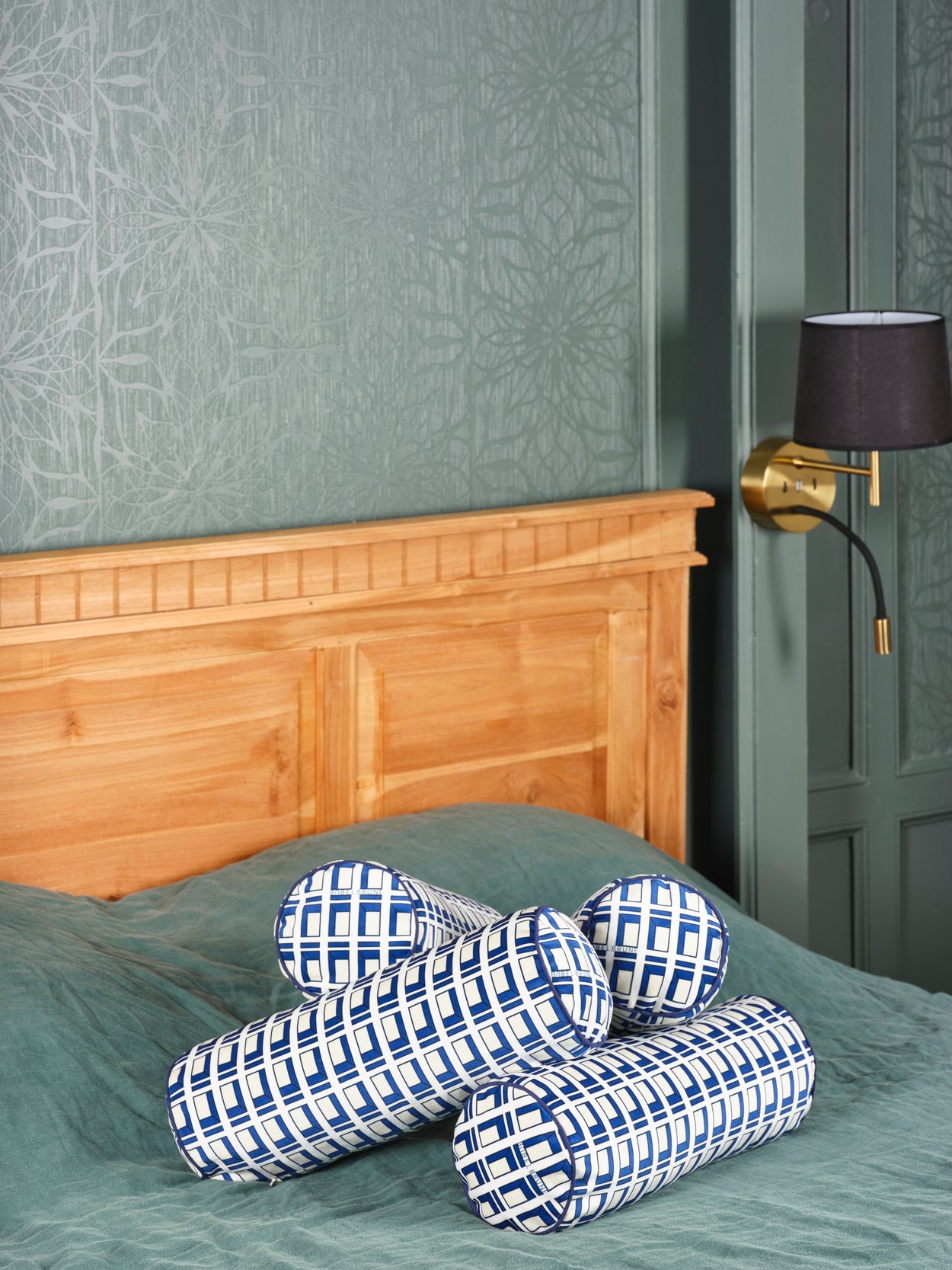 Bolster cushion Urbaine blue and white