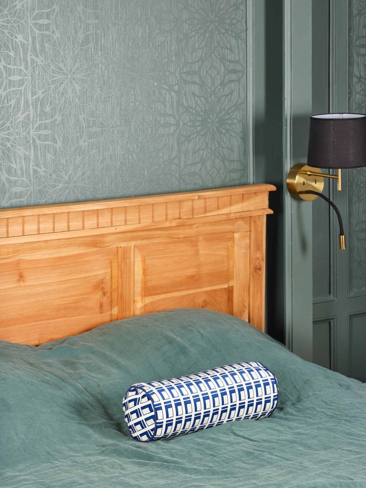 Bolster cushion Urbaine blue and white