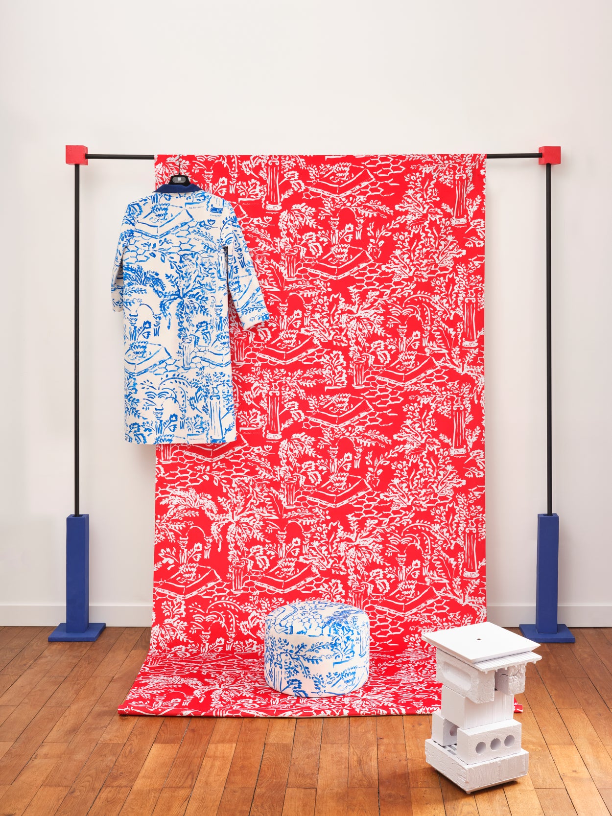 Suédine de velours au mètre Blue Era fond rouge