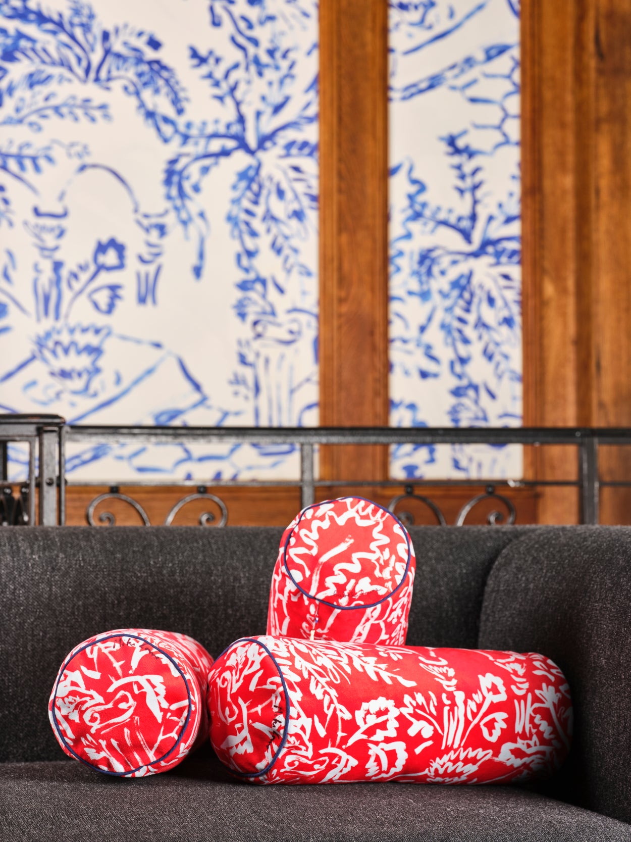 Coussin Traversin Blue Era - fond rouge