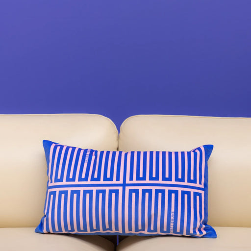 Coussin Elios bleu et rose 30 x 50 cm velours avec garnissage motif placé style artsy