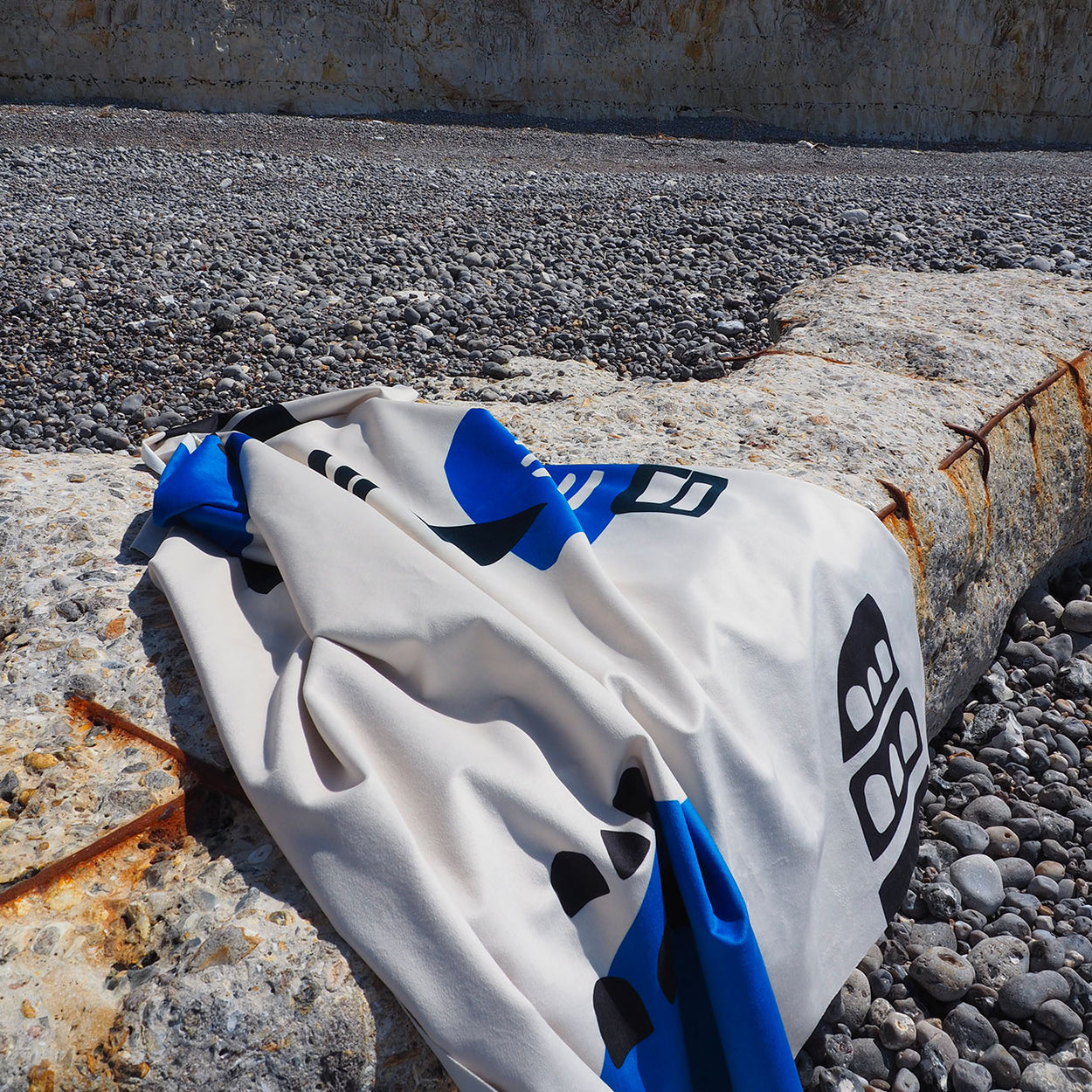 Suédine Velours au Mètre - Babylone Blue XXL, Fond Beige
